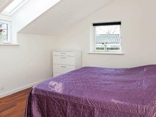 Three-bedroom Holiday Home In Tik�b