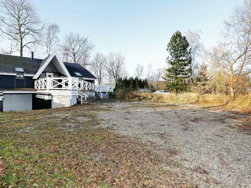 Three-bedroom Holiday Home In Tik�b