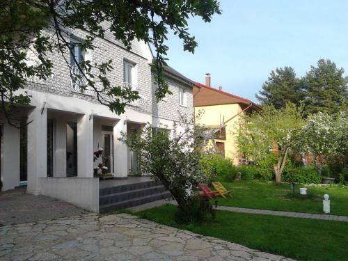 Hostal Oti Guesthouse
