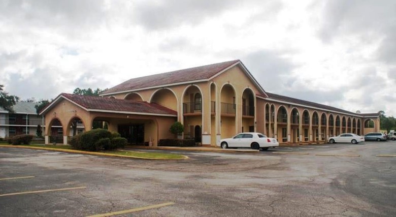 Hotel Goldstar Inn & Suites