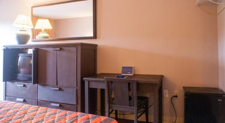 Hotel Goldstar Inn & Suites