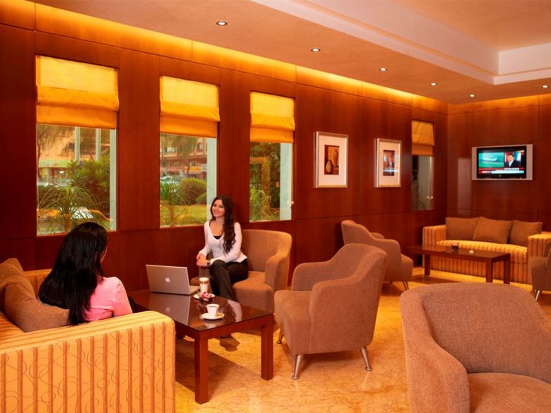 Hotel Al Rawda Rotana Suites