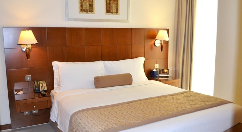 Hotel Al Rawda Rotana Suites