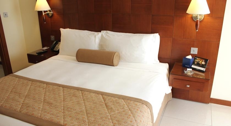 Hotel Al Rawda Rotana Suites