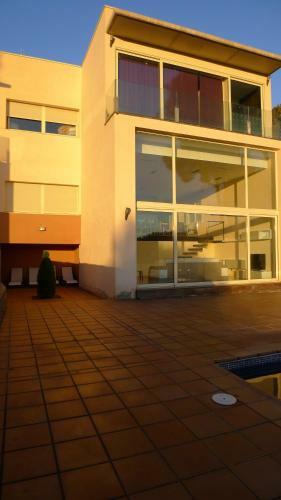 Gran Casa Con Piscina En Abrera