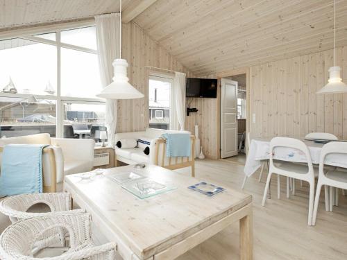 Three-bedroom Holiday Home In S�by 7