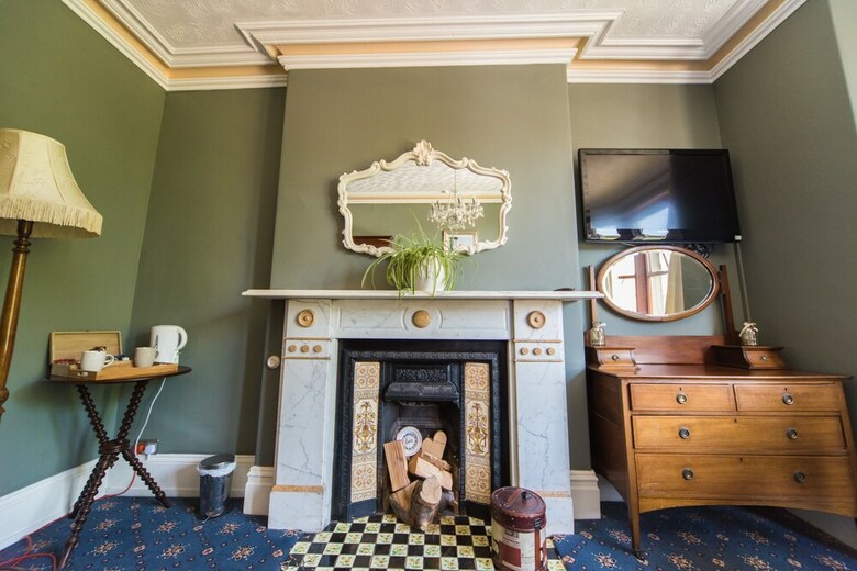 Bed & Breakfast Compton Guest House