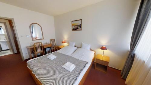 Hostal Minerva Panzi�, �tterem - K�v�z�