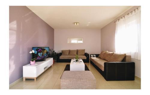 Three-bedroom Holiday Home Petrcane 05