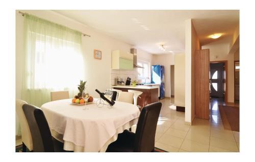 Three-bedroom Holiday Home Petrcane 05