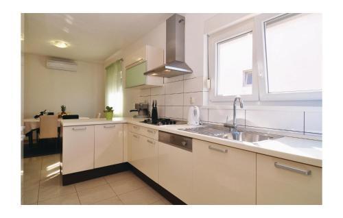 Three-bedroom Holiday Home Petrcane 05