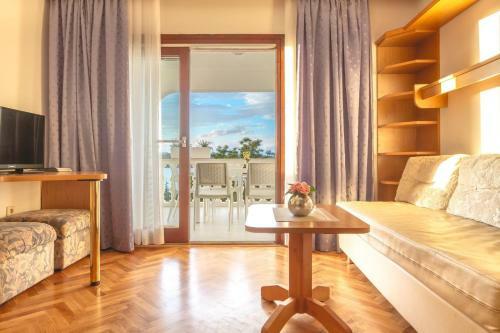 Two-bedroom Apartment In Klimno V