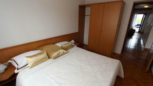 Two-bedroom Apartment In Klimno IV
