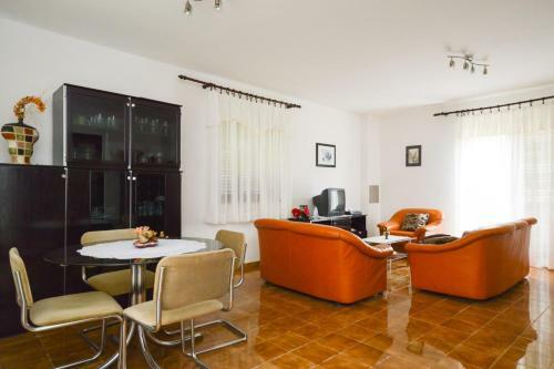 Four-bedroom Apartment In Stinjan I