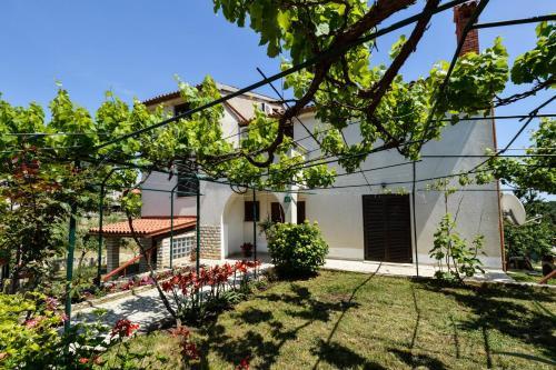 Four-bedroom Apartment In Stinjan I