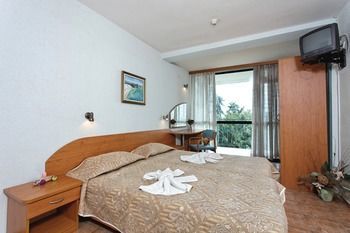Hotel Briz(.)