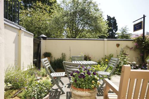 Hostal Inglestone House Guest House