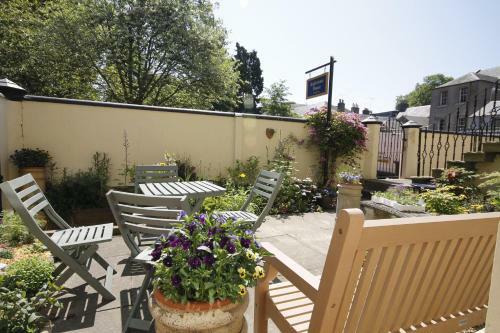 Hostal Inglestone House Guest House