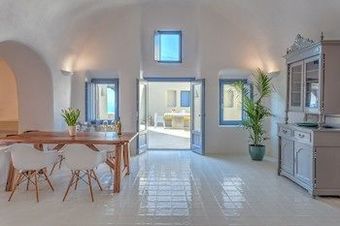 Hostal Luna Santorini Suites