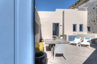 Hostal Luna Santorini Suites