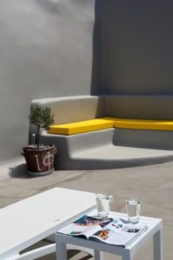 Hostal Luna Santorini Suites