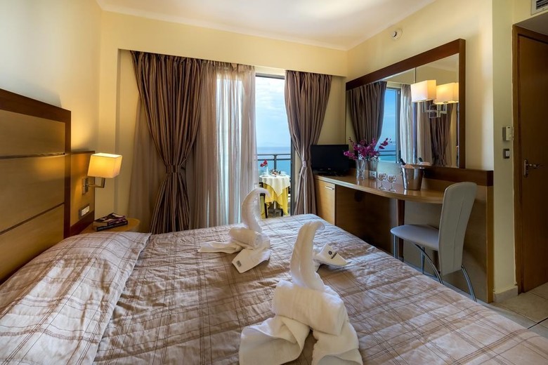 Manousos City Hotel