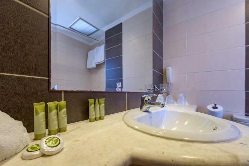 Manousos City Hotel