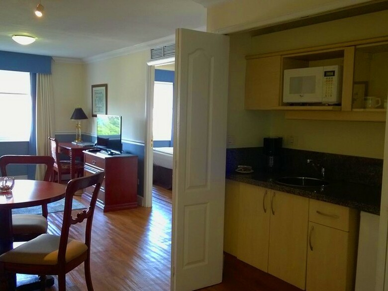 Hotel Regency Suites