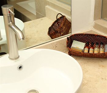 Hotel Pia Suites