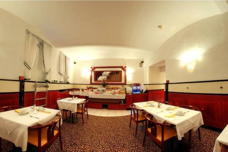 Hotel Carlton Opera