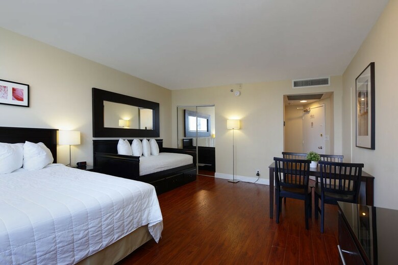 Aparthotel New Point Miami