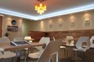 Corvin Plaza Apartments And Suites