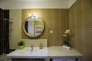 Corvin Plaza Apartments And Suites