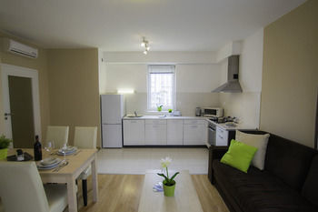 Corvin Plaza Apartments And Suites