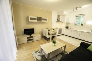 Corvin Plaza Apartments And Suites