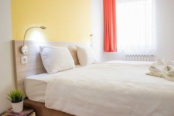 Corvin Plaza Apartments And Suites