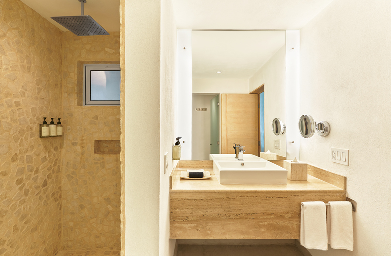 Bah�a Hotel & Beach Club