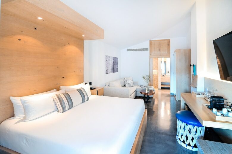 Bah�a Hotel & Beach Club