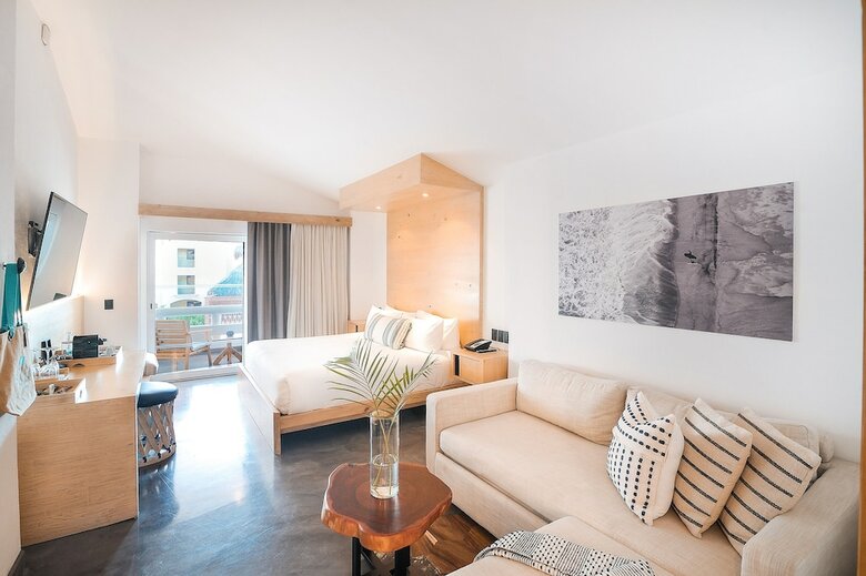Bah�a Hotel & Beach Club