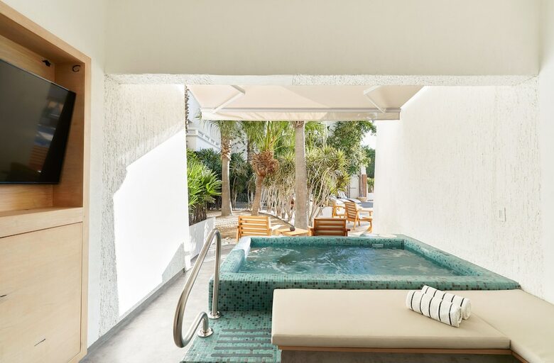 Bah�a Hotel & Beach Club