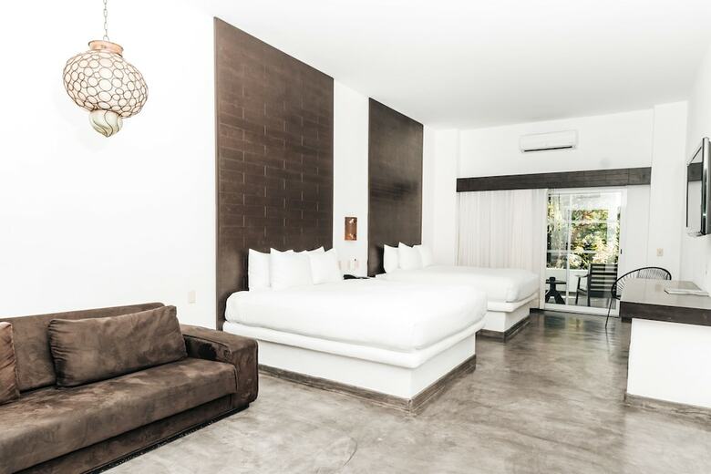 Bah�a Hotel & Beach Club