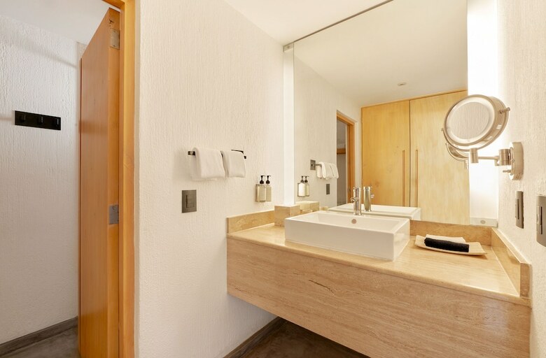 Bah�a Hotel & Beach Club
