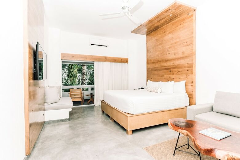 Bah�a Hotel & Beach Club