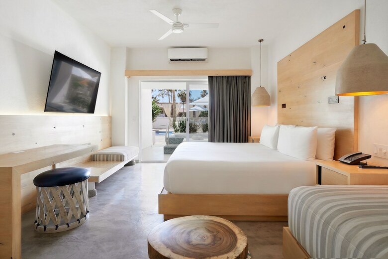 Bah�a Hotel & Beach Club