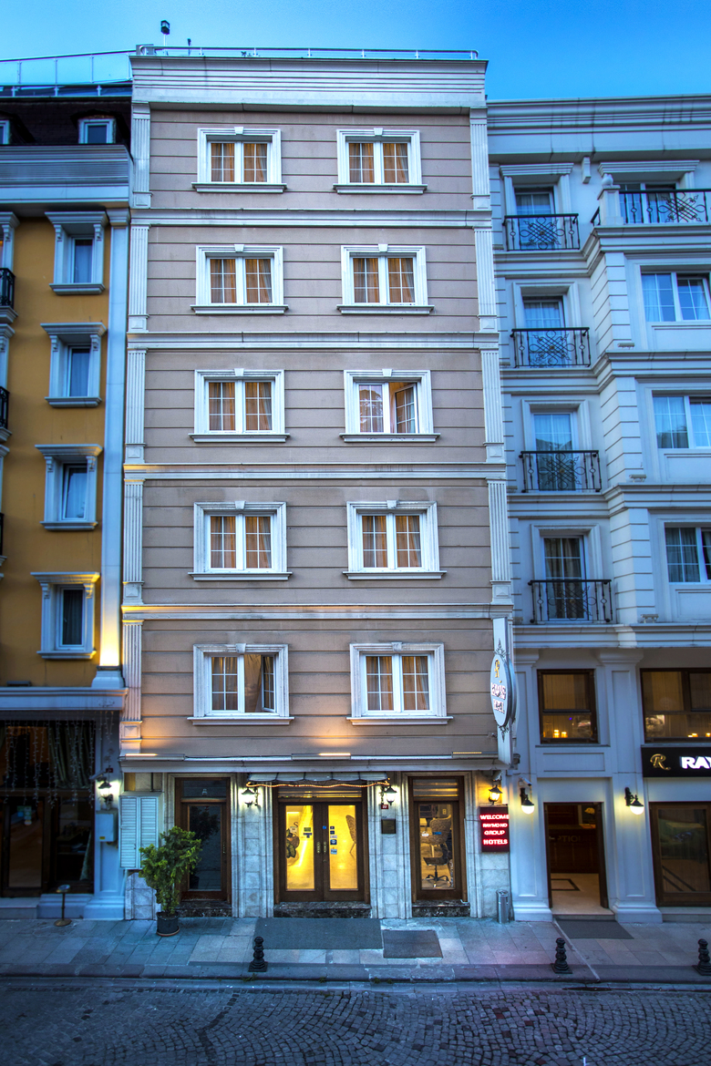Raymond Hotel