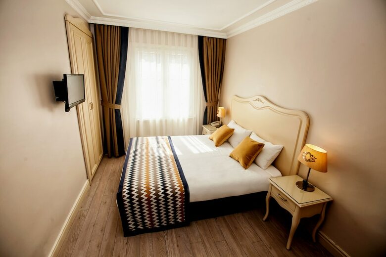 Raymond Hotel
