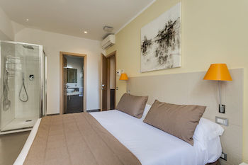 Hostal Trevi Palace Hotel