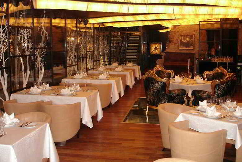 Royal Square Hotel & Suites