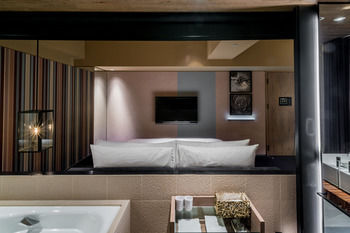 Hotel Quote (t Room)