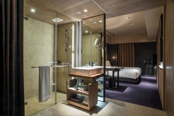 Hotel Quote (t Room)
